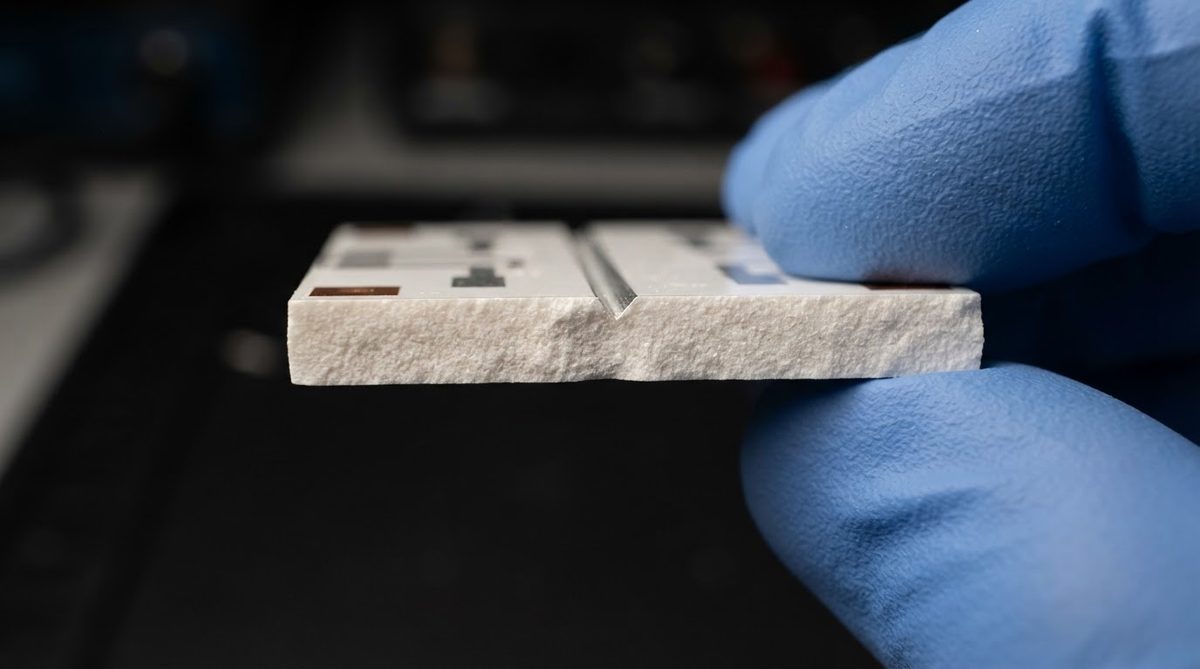 Clean snap edge of a laser-scribed 99.6% Al2O3 substrate after separation