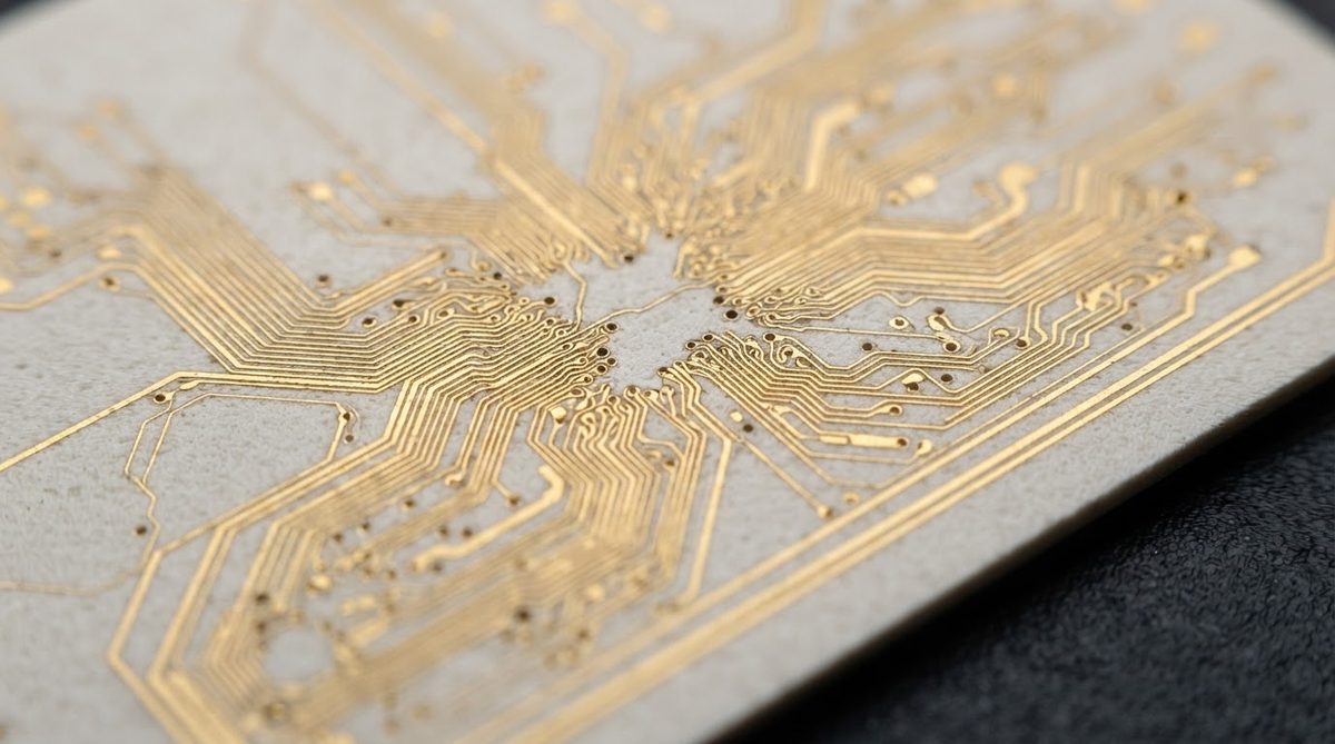 Gold thin-film metallization traces on an AlN ceramic substrate