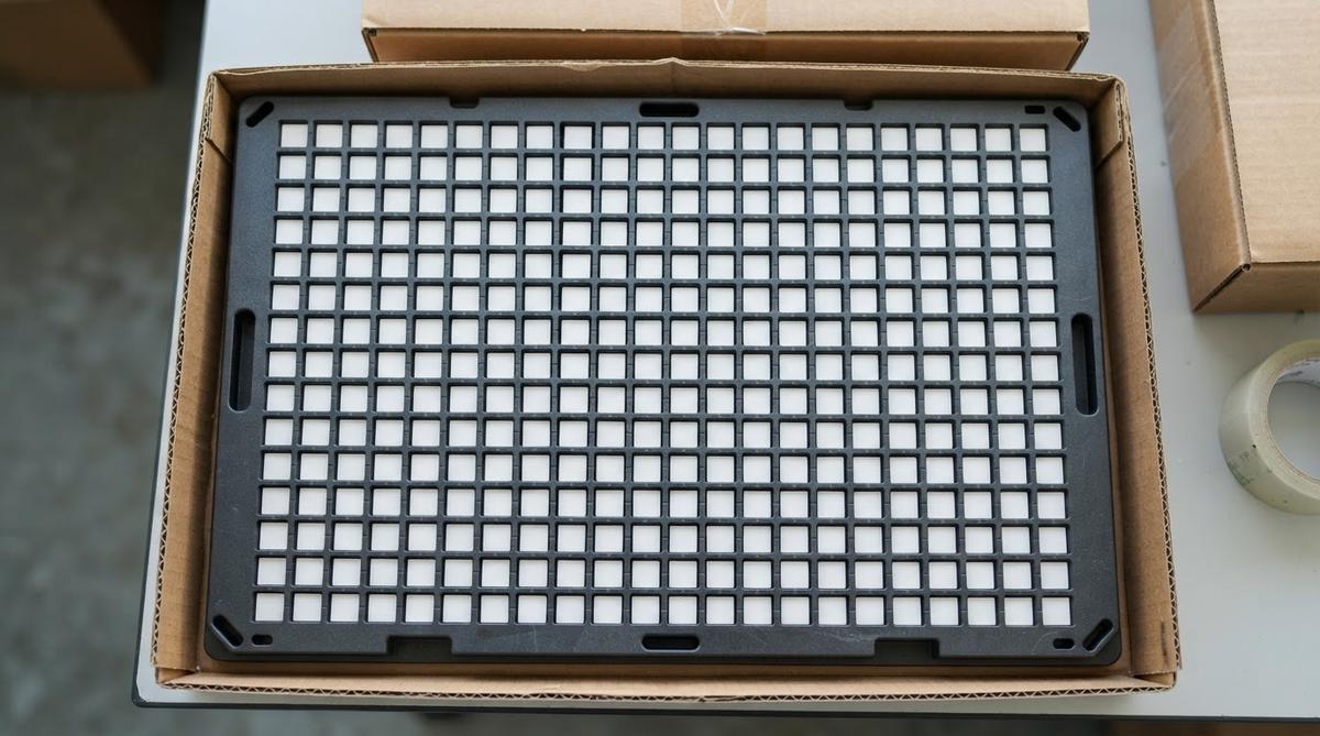 Waffle tray packaging holding AlN substrates for bulk shipment