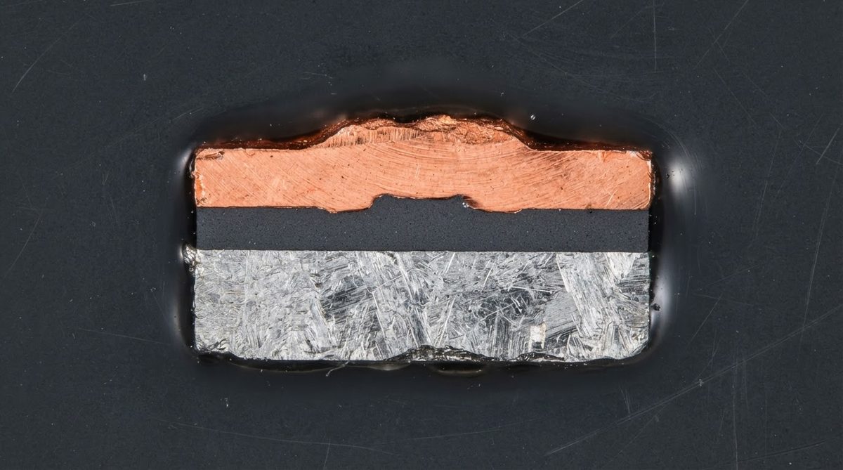 Cross-section of a metal-core PCB showing the copper, dielectric, and aluminium layers