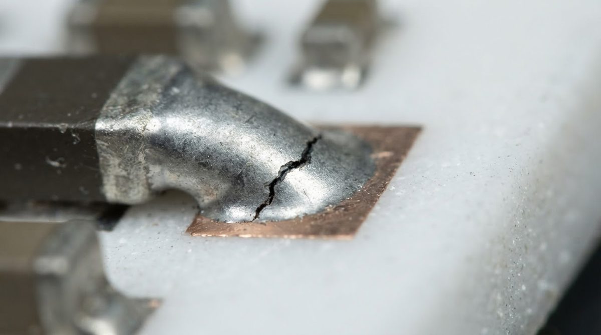 Solder joint fatigue crack on a ceramic substrate after thermal cycling testing
