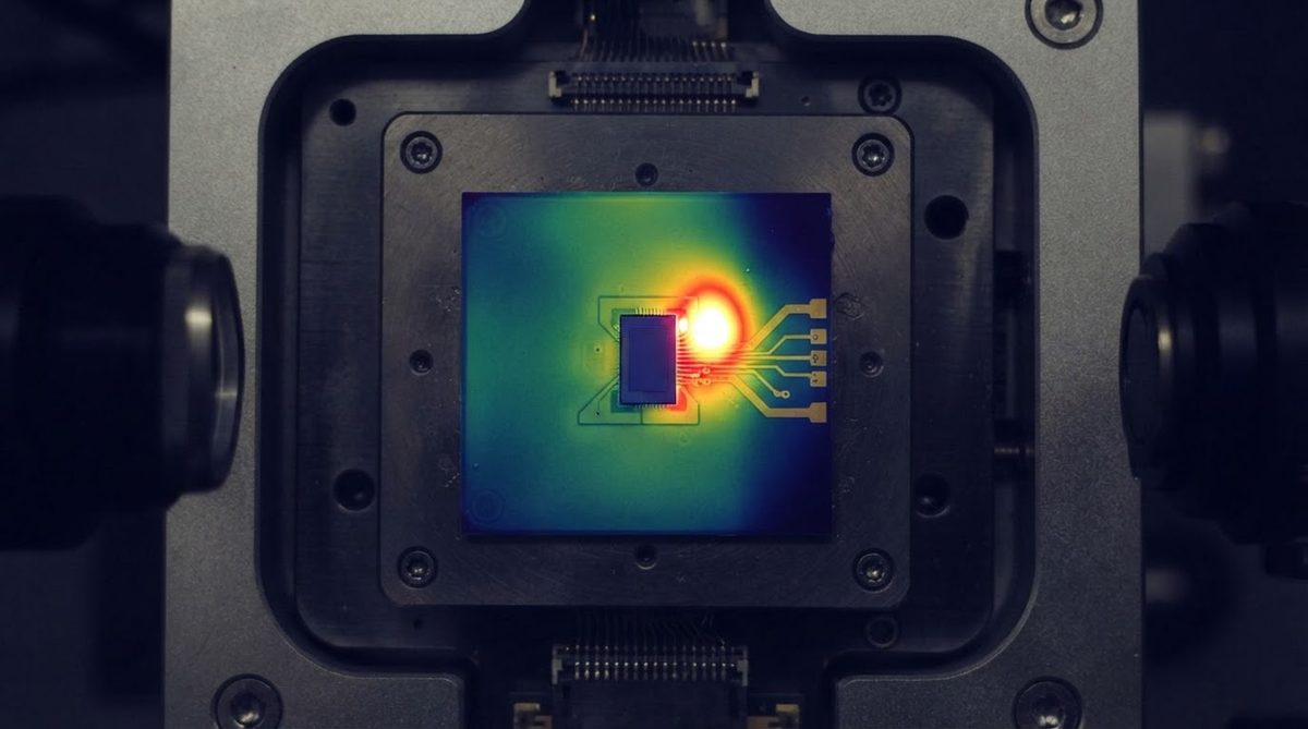 IR camera capturing hot-spot temperature on a ceramic test board